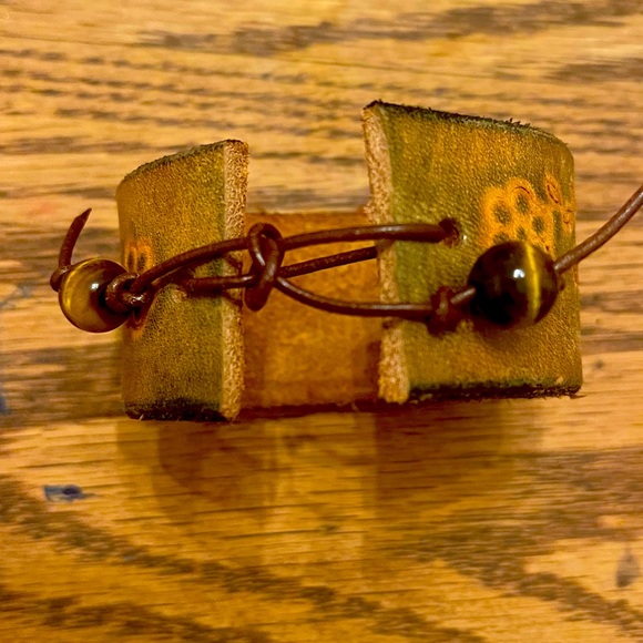Vintage belt bracelet with tigers eye bead and leather strap. - Picture 2 of 5
